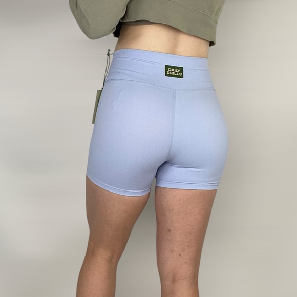 DAILY DRILLS Go! Shortie Shorts in Color Mist Gym Yoga Workout NWT Size Small - Picture 2 of 4